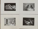 plusieurs photographies en noir et blanc représentant des personnes sur un plancher en bois