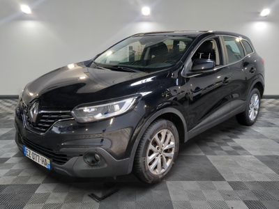 la voiture noire est garée sur un sol en damier dans le garage