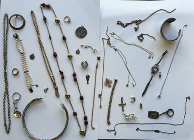 de nombreux colliers et bracelets différents disposés sur une table