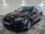 une photo d'une voiture endommagée dans un garage