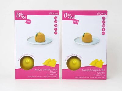deux boîtes de nourriture posées l'une sur l'autre sur une surface blanche