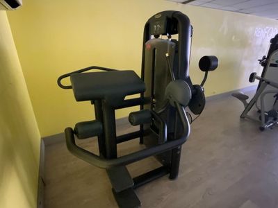 un appareil de musculation qui se trouve dans un coin de la salle