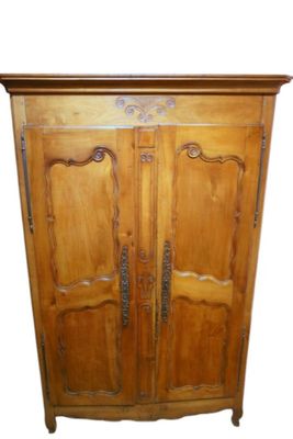 une image représentant une armoire en bois à deux portes et un tiroir