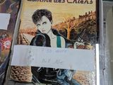 de nombreux livres exposés dans une vitrine