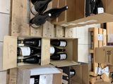 de nombreuses bouteilles de vin sur les étagères du magasin