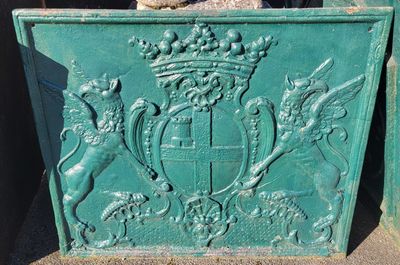 une statue représentant un lion coiffé d'une couronne