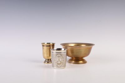 deux tasses placées l'une à côté de l'autre sur une table