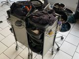 un chariot rempli de vêtements et d'autres objets dans une pièce