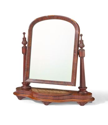 un miroir en bois posé sur un pied, avec un miroir au-dessus
