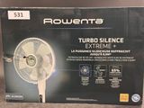 un gros plan d'une boîte contenant un ventilateur