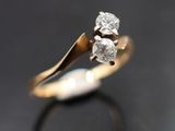 gros plan d'une bague en diamant sur une surface noire