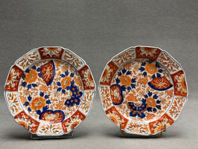 JAPON fin XIX° Paire de plats en porcelaine, décor Imari, bo…