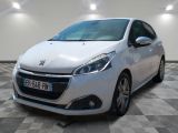 la voiture blanche est garée sur un sol en damier dans le garage