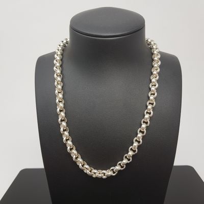 un collier à chaîne en argent sur un mannequin d'exposition