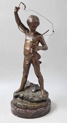 statue en bronze représentant un garçon tenant un arc et une flèche à la main