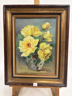 tableau représentant des roses jaunes dans un vase en verre posé sur un chevalet en bois