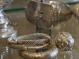 une table en verre sur laquelle sont posés des bijoux en argent