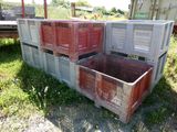 de nombreuses caisses posées par terre dans l'herbe