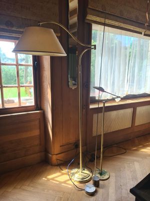 une lampe posée sur le sol dans une pièce