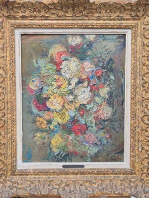 tableau représentant un vase de fleurs dans un cadre doré posé sur une table