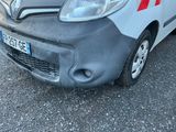 une photo d'une camionnette garée sur un parking