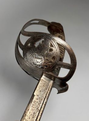 une épée en argent surmontée d'un oiseau