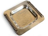 une image représentant une assiette en argent entourée d'une chaîne, sur fond blanc
