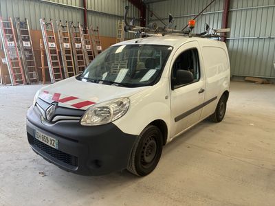 une camionnette blanche sur le flanc de laquelle est peinte une croix rouge