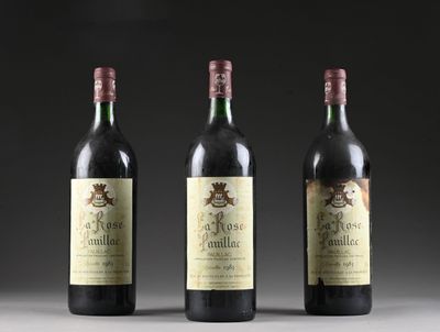 trois bouteilles de vin sont posées côte à côte sur une table
