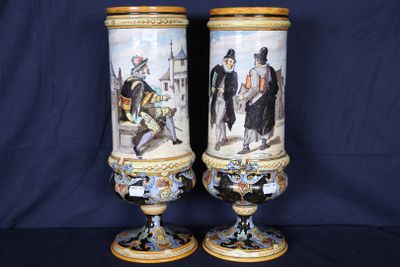 une paire de vases sur lesquels est représenté un homme et une femme