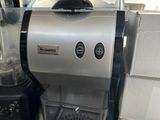 un mixeur argenté posé sur un plan de travail, à côté d'un autre mixeur