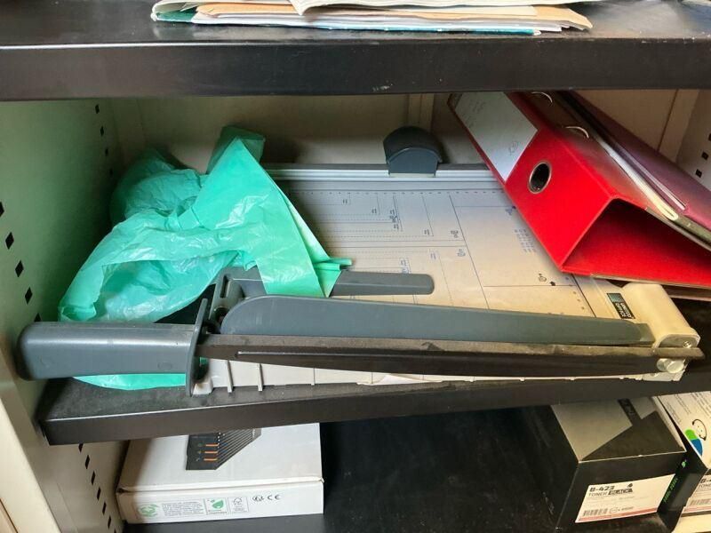 Un massicot manuel de bureau à levier