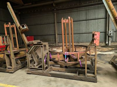 many chairs that are sitting in a warehouse