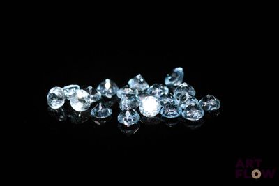 un tas de diamants bleus sur une surface noire