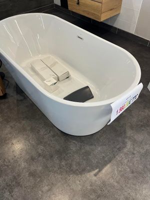 une baignoire blanche située dans une salle de bains, à côté d'un lavabo