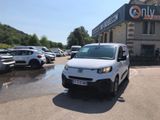 une camionnette blanche garée devant un bâtiment