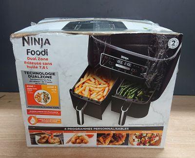 une boîte de nourriture posée sur une table