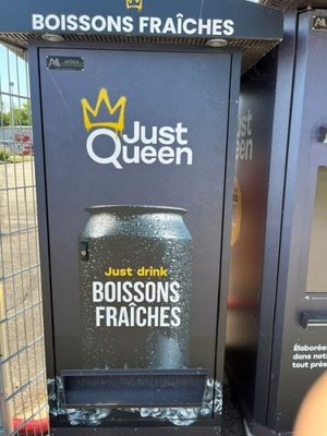 un distributeur automatique sur lequel figure une couronne