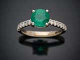 une bague en émeraude et diamant