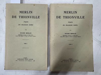 Deux vieux livres sont posés sur une table blanche