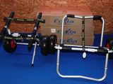 un chariot avec une boîte et deux roues posé sur une table bleue