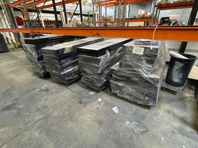 de nombreuses piles de cartons dans un entrepôt, avec des palettes au sol
