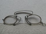 deux paires de lunettes posées sur une table