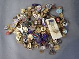 un tas d'objets métalliques divers posés sur une table