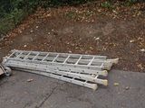 un tas de bois et une boîte posée par terre