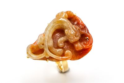 Bague en or centrée d'une plaque de jade marron figurant un dragon. Po