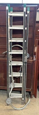 une échelle adossée au mur d'une pièce