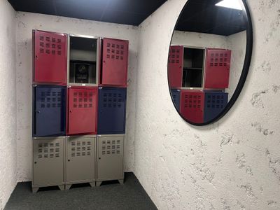 un miroir et des casiers dans un coin de la pièce