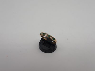 Bague en or, émeraudes et petits diamants, poids 2,2 gr , TD…