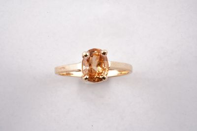 une bague en or jaune sertie d'une morganite ovale